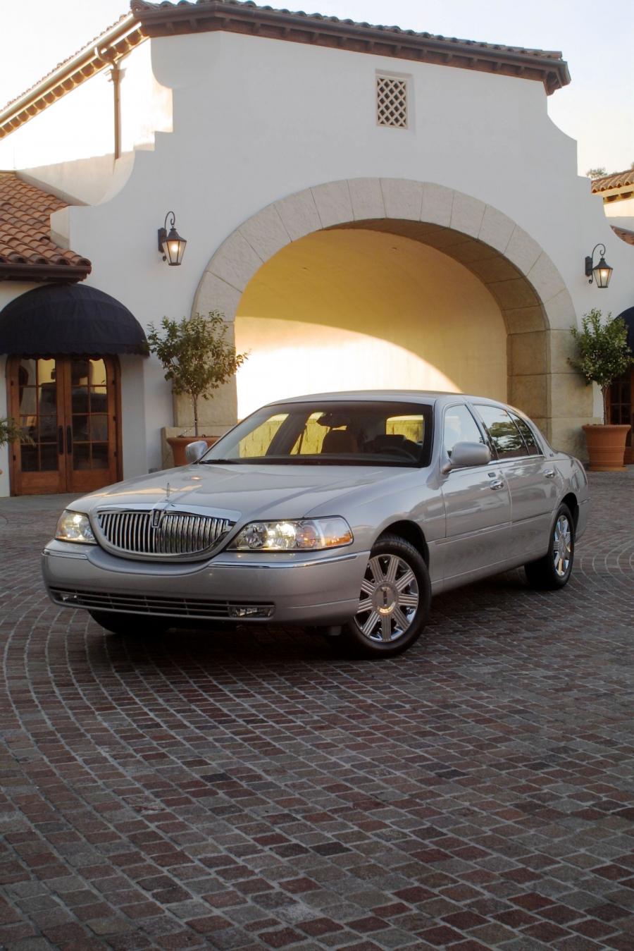  Lincoln Town Car 2003 года  (фото 12 из 68)